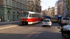 Tramvaj srazila v Praze dvě děti