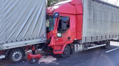 Při nehodě tří náklaďáků a dodávky zemřel jeden člověk. Další skončili v péči lékařů