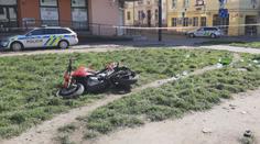 Ukradl motorku zdravotníkům z Bulovky. Útěk zarazil odpadkový koš