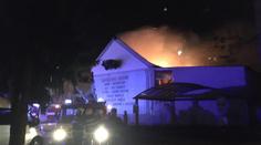 Plameny pohltily střechu bývalého kabaretu, požár komplikoval vítr