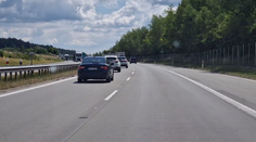 Řidiči si často za kolony můžou sami. Nevrací se do pravého pruhu