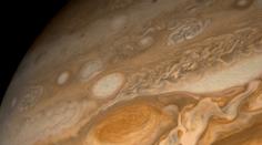 Bouře v obří rudé skvrně Jupiteru zrychluje. Astronomové nechápou proč