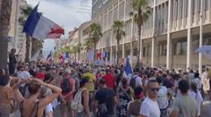 Další země zavádějí covid pasy, ve Francii protestovaly statisíce lidí