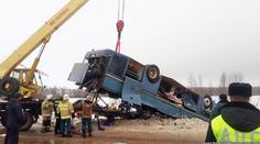 Autobus s dětským sborem skončil na střeše. 7 lidí zemřelo