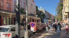 VIDEO: Kolaps dopravy v Praze, u Vyšehradu lidé odcházeli ze stojících tramvají