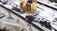 Dělníka zabil stadion, zhroutil se s ním, když odřízl poslední nosník
