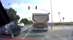 Řidič jel odbočovacím pruhem rovně, srazil cyklistu. DRSNÉ video