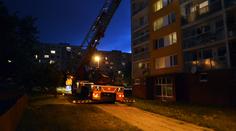 Aničku (7) z balkónu v 10. patře zachránili hasiči, matka byla v baru!