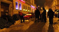 Kvůli lístkům stanují lidé v Praze na sněhu před divadlem