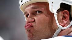 Bitkařovi z NHL jde o život, chce se zabít. Jeho otec prosí o pomoc!