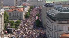 Statisíce lidí v Polsku protestovaly proti vládě. Bojí se o budoucnost demokracie