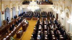 VELKÁ ANKETA mezi poslanci: Vědí, jaká je průměrná mzda, důchod a mateřská?