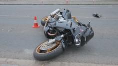 Mladík řídil bez papírů. Na silné motorce boural, hrozí mu vězení