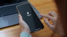 Pokus ovlivnit volby v Česku: TikTok smazal falešné účty a zabránil milionům falešných lajků
