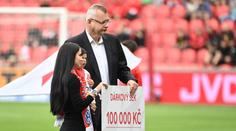 Slavia vzpomněla na zesnulého hasiče. Syn vykopával, tleskalo 17 000 lidí