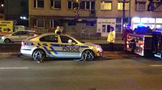 Policisté uvízli v kolejišti, tramvaje musely počkat