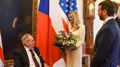 Ivanka Trumpová je v Praze s manželem i bratrem. Na uvítanou dostala kytici z Hradu