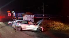 Vlak po nárazu odhodil auto do příkopu. Řidič měl obrovské štěstí, žasnou hasiči
