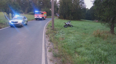 Mladý motorkář u Cvikova nezvládl zatáčku. On i spolujezdec skončili v nemocnici