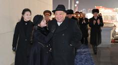 Kim a jeho šílená sestra nevládnou sami. Držet moc jim pomáhají tajemní partneři