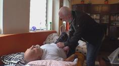 Senioři si často nedokáží dojet pro léky. Lékaři by jim je rádi dávali sami