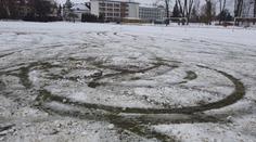 Zábava, či pitomost? Sportovcům v Břeclavi autem rozorali hřiště