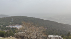 Oblohu zahalil prach ze Sahary. Meteorologové vyhlásili smogovou situaci