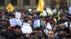 Tisíce hasičů a policistů protestovaly v Praze