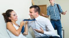 Načapal manželku s milencem. Zbil ho tak, že musí k soudu!
