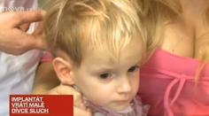 Deniska se narodila hluchá. Díky unikátní operaci nyní poprvé uslyší svou maminku