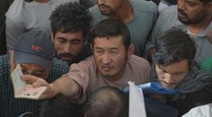 Tisíce lidí se stále snaží dostat z Afghánistánu. Bojí se Tálibánu