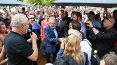 Paluba lodi na pražské náplavce v obležení fanoušků Karla Gotta