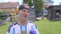 Malá Argentina v Česku. Fanoušek si na zahradě postavil hřiště i sochu Maradony