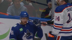 Komická situace v NHL. Joshuovi se v helmě zasekla hokejka soupeře. Pomohl sudí