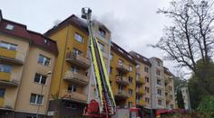 V Karlových Varech hořel obytný dům. Hasiči vyhlásili poplach