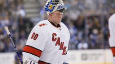 Rolbař, který po čtyřicítce nastoupil v NHL. Kdo je nový hrdina Caroliny?