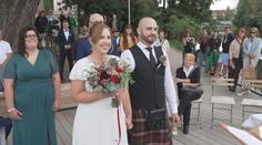 Reportérka Novy měla svatbu v boho stylu. Ženich vsadil na kilt