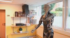 Roboti v Německu pomáhají s péčí o seniory. Ameca si s nimi povídá i cvičí