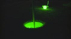 V Broumově se hrál speciální golfový turnaj. V noci svítily jen míčky a jamky