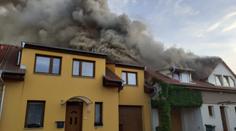 Požár zničil střechu rodinného domu v Kuřimi, škoda se počítá v milionech