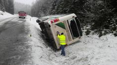 Autobus plný dětí se převrátil na bok! Sedm lidí se zranilo, pro dva vzlétl vrtulník