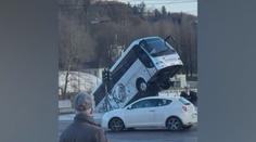 VIDEO: Hororový okamžik. Výletní autobus neřízeně spadl do řeky, řidič zemřel