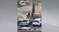 Hrdina ze Sydney. Muž přemohl útočníka holýma rukama a sebral mu zbraň