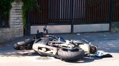V Praze východ zemřel motorkář. Srazil ho daněk