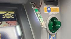Muži v Praze chtěli krást peníze z platebních karet, chytli je při činu