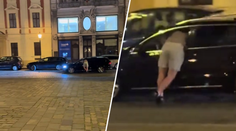 Bizarní jízda autem v Plzni: Z otevřeného okénka u řidiče visel člověk