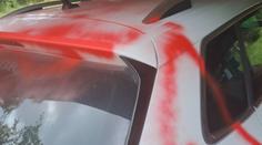 Spor o elektrárnu na Svitavsku se vyhrotil. Ženě někdo posprejoval auto