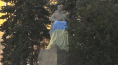 Česko se zahalilo do ukrajinských vlajek. Objevují se na sochách i na zdech