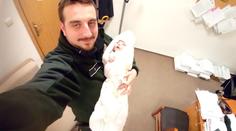 Mezi bezdomovci leželo miminko bez rodičů! Život mu zachránil policista