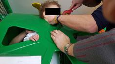 Chlapec (4) se zasekl v atrakci v dětském koutku. Zasahovali hasiči